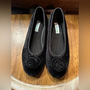 Like New! Flexus Womens Roseloud Slippers. Black. Comfy , stylish and warm